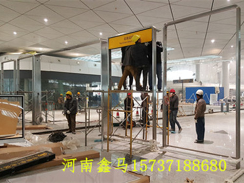 新鄭機(jī)場不銹鋼導(dǎo)識牌安裝現(xiàn)場.jpg
