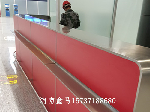 新鄭機(jī)場不銹鋼服務(wù)臺安裝現(xiàn)場.jpg