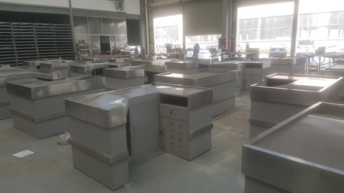 丹尼斯超市不銹鋼收銀臺制作現(xiàn)場.jpg 丹尼斯超市不銹鋼收銀臺制作現(xiàn)場.jpg