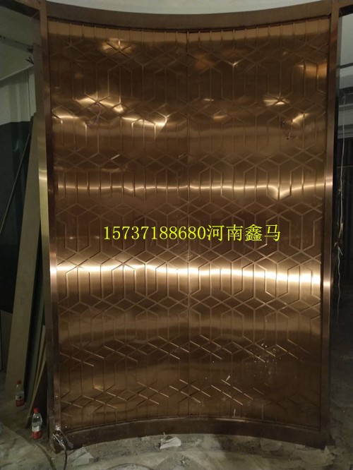 鄭州市河南鑫馬不銹鋼制品有限公司現(xiàn)場安裝弧形不銹鋼屏風